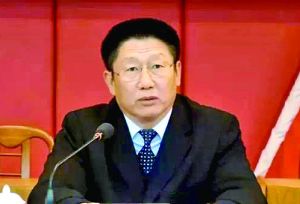 他曾身居要職，在仕途上平步青云，“連跳式”升官；他如今落馬，被查出近乎瘋狂地收受巨額利益、用公款送禮，還隱瞞“裸官”身份、在私企老板的安排下多次嫖娼、參與賭博、與多名女性通奸，被一線辦案人員形容為“五毒俱全”的干部。近日，深圳原市委常委、政法委書記蔣尊玉的貪腐歷程被披露。