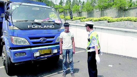 民警對(duì)持C1駕照駕駛大貨車、一年違法350余次的張某進(jìn)行批評(píng)教育。