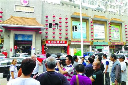 青島宰客海鮮店成“景點”，游人“參觀”拍照。