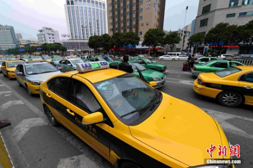 1月17日，福州華榕出租車公司期下的出租車在街頭候客。