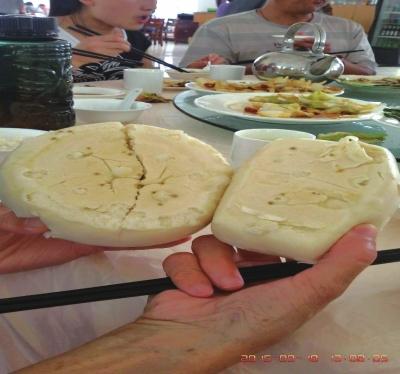 在參加山西游行程中，體驗員發(fā)現(xiàn)團餐中的饅頭已經(jīng)發(fā)霉。視頻截圖