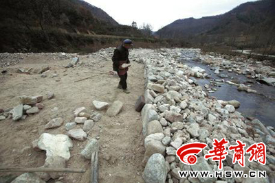 11月6日，93歲的鳳縣老人曾文財一吃完飯就又到河邊搬運石頭加固河堤了