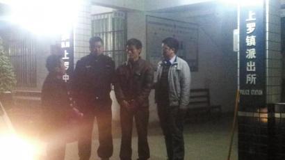 王強(qiáng)被抓獲歸案,右二為犯罪嫌疑人。