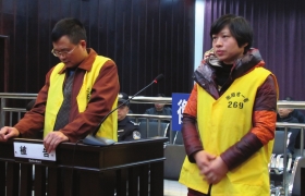 12月10日，衡陽市中級人民法院，顧湘陵（左）和妻子吳利君當(dāng)庭接受庭審。圖/通訊員李建輝