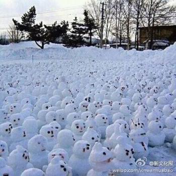 網(wǎng)傳“煙臺男子大學(xué)生堆1314個雪人表白”。微博圖