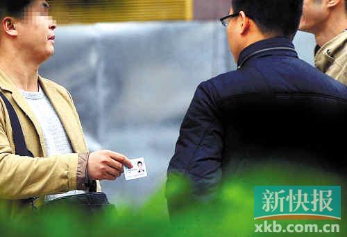 在進(jìn)行了近半個(gè)月暗訪調(diào)查中，有證販子告訴記者稱，二代身份證買賣已形成產(chǎn)業(yè)鏈，不僅貨源穩(wěn)定，生意也是相當(dāng)紅火?！稣褟V場(chǎng)附近，一名男子正向記者兜售二代身份證。