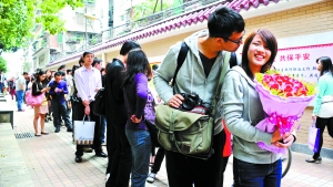 2011年11月11日，越秀區(qū)民政局，登記結(jié)婚的隊(duì)伍排了足有一百米長（資料圖片）?！∮浾唿S澄鋒攝