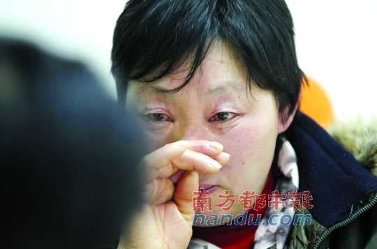　　聽聞判決結(jié)果，被害人母親楊書會控制不住眼淚。南都記者徐文閣攝