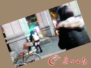 踢落剪刀后欲抱住黑衣女。
