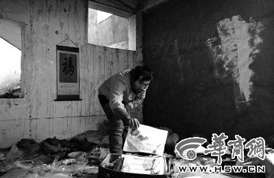 　西安市解放路與東大街十字西北角的一棟待拆遷的樓房中，陳露山整理自己每天看的報紙