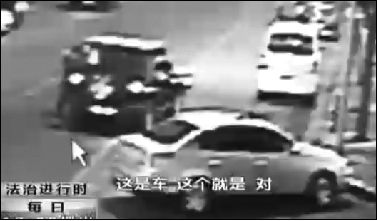 事發(fā)現(xiàn)場監(jiān)控錄像顯示，白圈內(nèi)的被害人老丁，正在牧馬人越野車旁收費。 圖片來自電視截圖