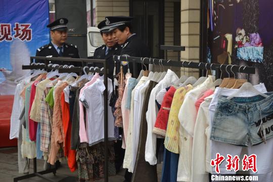 警方展示的部分被盜服裝?！∷瘟⒊z