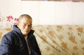 4月15日，劉爹爹的一只眼睛上有明顯的淤青。