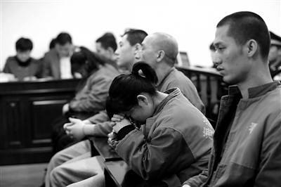 昨日，因涉嫌誘騙男網(wǎng)友進行高額消費，海淀區(qū)一咖啡廳負責人及“吧女”等14人受審。新京報記者 王貴彬 攝