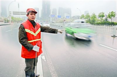 　肖慶旭師傅在事發(fā)地點講述經(jīng)過。記者李銳 攝