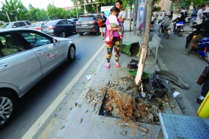 幸虧轎車撞到香樟樹上停了下來(lái),否則后果更嚴(yán)重。