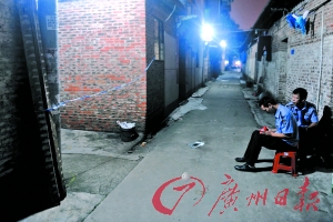 事發(fā)出租屋前拉起了警戒線，警方正在現(xiàn)場調(diào)查。記者陳楓攝