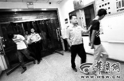 三人搶劫孕婦后，被警方和群眾合力抓獲 王警/攝
