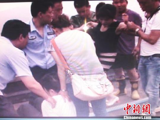 宗德宇緩緩靠近跳樓女子?！O程　攝