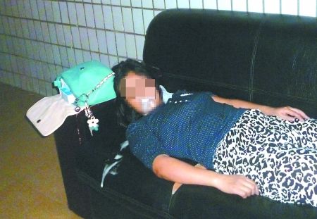女子橫躺在沙發(fā)上口吐白沫。通訊員 康睿 記者 吳珊 攝