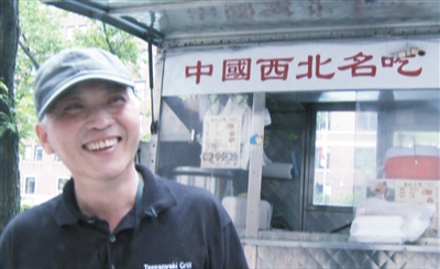 這是謝云峰在美國(guó)紐約街頭餐車前的視頻截圖。