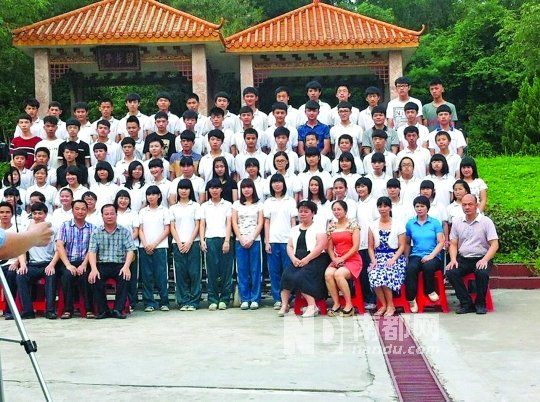 畢業(yè)照中間留出四個(gè)空位。