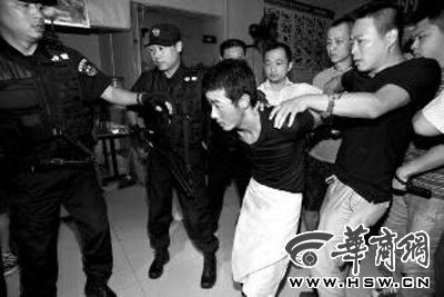 犯罪嫌疑人韓牙某圍著圍裙在廚房內(nèi)拉面，被民警抓獲 本報(bào)記者 鄧小衛(wèi) 攝