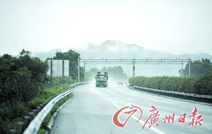 　當天事故發(fā)生的現(xiàn)場處于一個彎道，很多司機反映說來不及減速。
