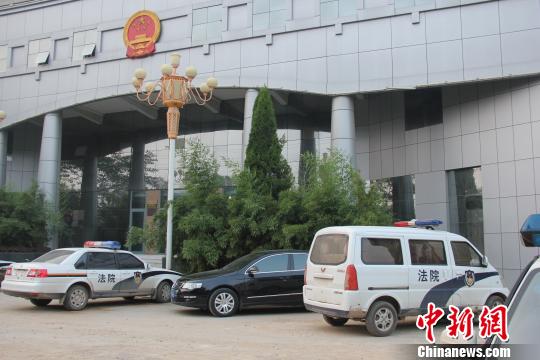 泊頭市人民法院院內(nèi)仍停有無牌制式警車，涉事人員與記者沖突地點(diǎn)僅距法院不足50米。穆玉良 攝