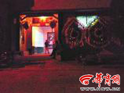 昨晚8時許，老人的大兒子的家正在辦喪事，屋外擺放著花圈 本報記者張超攝
