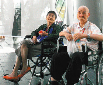 臺灣老夫妻“王爺爺”及“王奶奶”，雙雙失智，但兩人“即使遺忘了全世界，也不會忘了彼此”，片刻也不想分離，深厚情感令人感動。臺灣《聯(lián)合報(bào)》圖