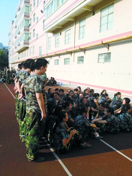 女孩們說，這道“人影陰涼”，為高中時代的記憶鑲上了一顆珍珠 網(wǎng)友供圖