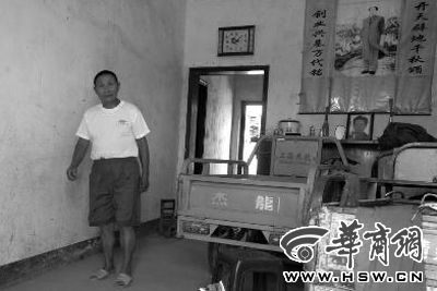 8月16日，在家中接受監(jiān)外執(zhí)行4年刑期的汪衛(wèi)國（化名）剛剛送走家訪的法官。
