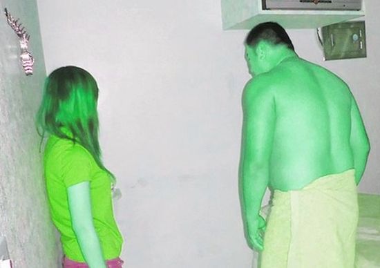 高雄黃姓男子(右)懷疑女友在“喇叭店”兼差，前往調查順便消費時被警方逮個正著。(圖／東森新聞)
