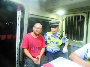 冉強開心地接受了民警的處罰和教育。高新區(qū)交巡警支隊供圖