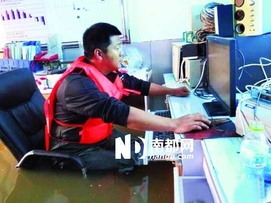 8月31日，黑龍江撫遠(yuǎn)氣象局人員在工作中，洪水已將椅座淹沒。圖片來源：中國(guó)氣象網(wǎng)
