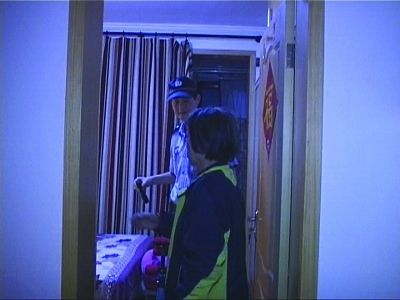 民警幫老人檢查沒(méi)發(fā)現(xiàn)有炸彈。