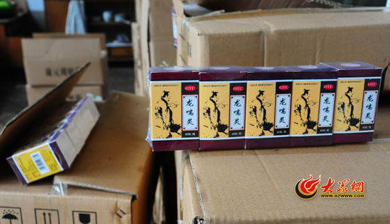 圖為民警現(xiàn)場(chǎng)被查獲的部分假藥。