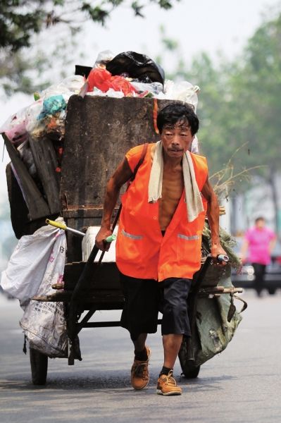滿滿一車?yán)辽儆?00斤。本版圖文均據(jù)CFP