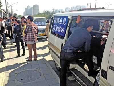 昨日，朝陽(yáng)區(qū)看守所門前有人排隊(duì)。大門外還停有多輛寫(xiě)有“律師會(huì)見(jiàn)”字樣的車。