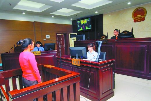    9月29日，萬州區(qū)人民法院，被告王桂娟（化名）在庭審現(xiàn)場(chǎng)。 重慶晨報(bào)記者 胡杰 實(shí)習(xí)生 黃敬坤 攝