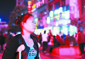 走在燈火闌珊的蘭州街頭，史女士迷茫無(wú)助。