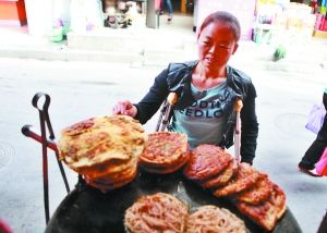 手頭拮據(jù)，每天只能吃一頓飯。