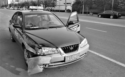 昨日，朝陽區(qū)林萃路，因連撞“克隆”車，的哥劉師傅的車輛受損送修。新京報記者 黃月 攝