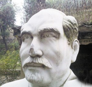 小廟前成了“塌塌鼻”的白求恩雕像。