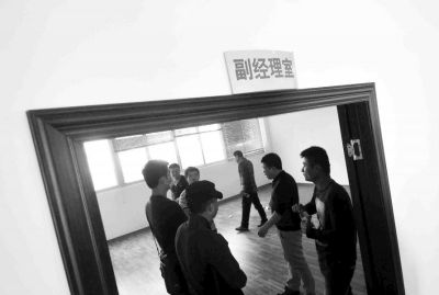  副經理室裝修得相當豪華，稱得上“土豪”級別