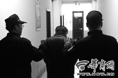 　昨日，西安市長(zhǎng)延堡派出所，砍傷醫(yī)生的插隊(duì)患者已被警方控制 本報(bào)記者 張喆 攝