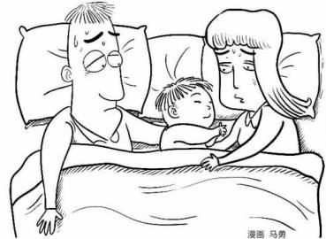 漫畫(huà)圖：男孩與父母同床睡。