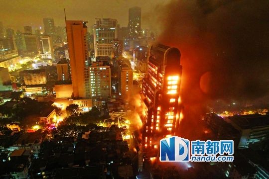 昨晚近7時，廣州越秀區(qū)起義路217號建業(yè)大廈發(fā)生火災(zāi)。火勢猛烈，將整棟大樓都燒了個通透。