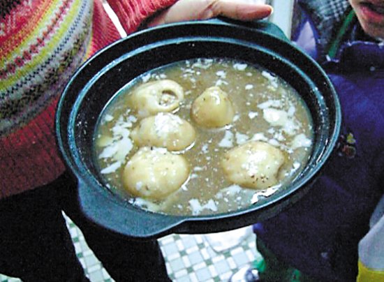 由于放置時(shí)間過久，鍋里的湯圓已經(jīng)非常大，湯圓皮上浮現(xiàn)很多白色物質(zhì)。